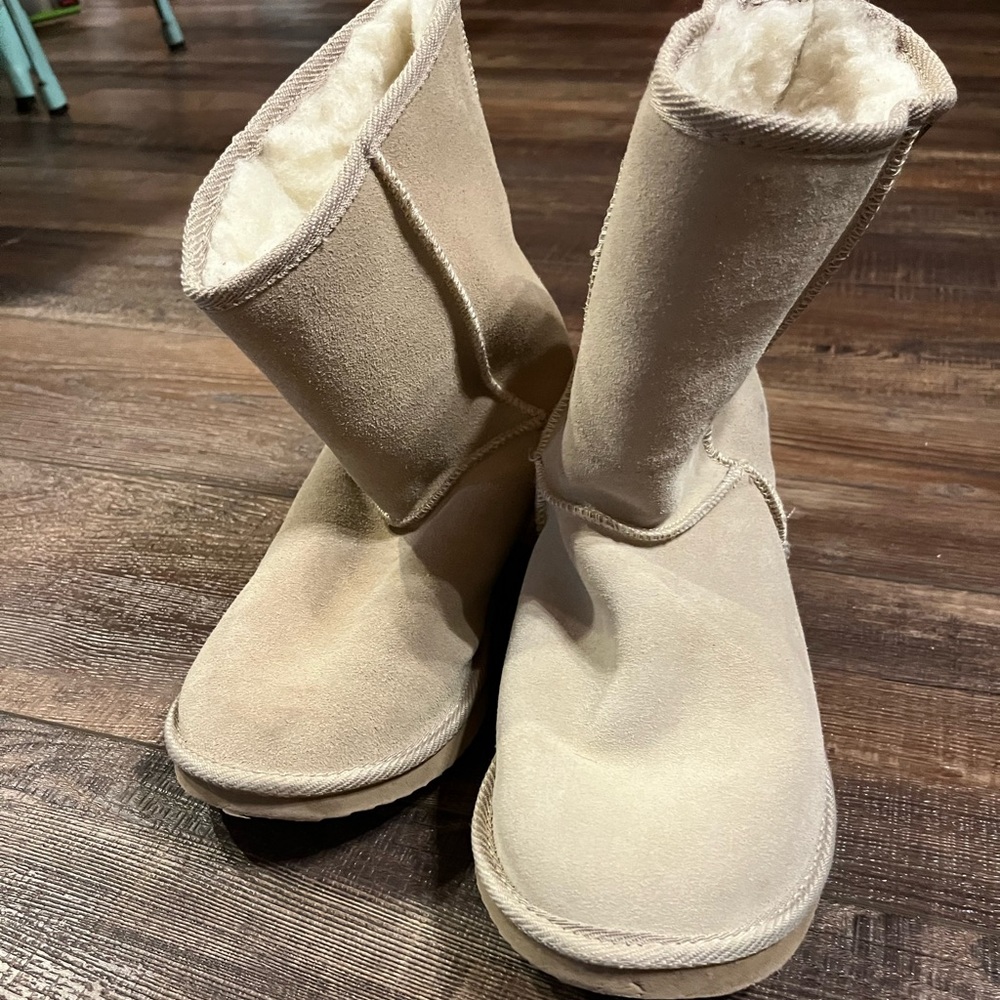 Emu Ridge tan fuzzy boots